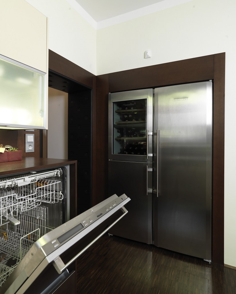 kühlschrank liebherr mit integriertem weinkühler / icemaker / türfassung lederummantelt